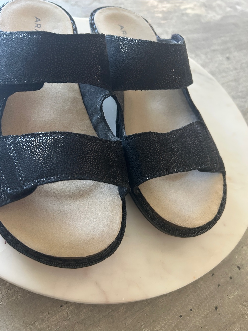Aravon Black Metallic Suede
Cambridge 2 Strap Sandal women’s size 10 - Picture 10 of 12